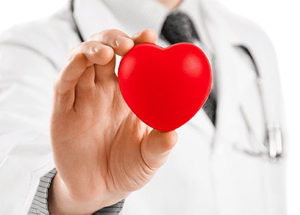 Médica examinando paciente